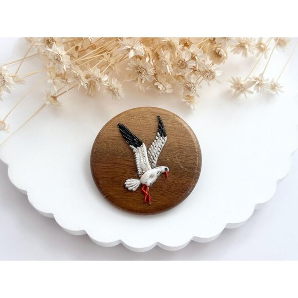 Seagull Figural Hand Painted Circular Shaped Solid Wood Vintage Brooch Pin - Picture 9 of 10